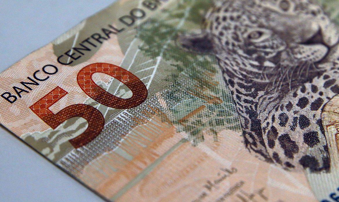 Bolsonaro anuncia aumento do salário mínimo para R$1.100,00