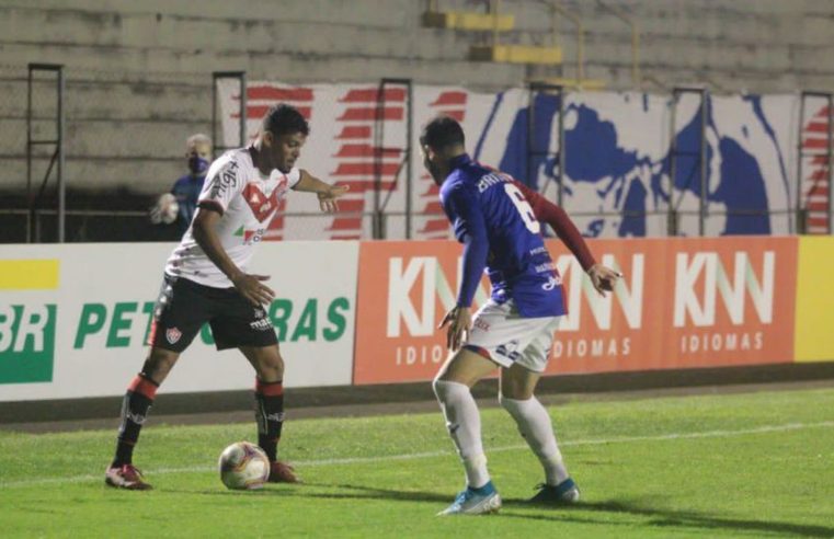 Série B: Vitória goleia, ultrapassa Paraná e afunda rival na crise