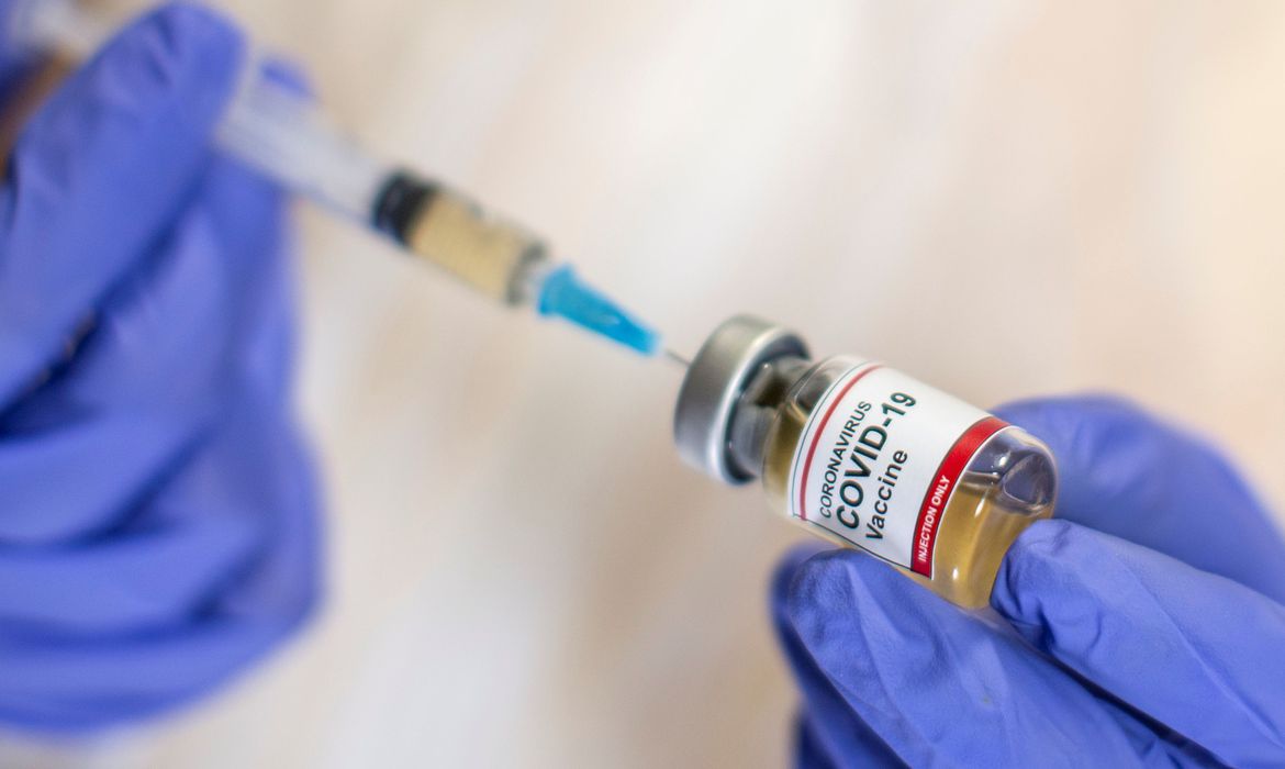 Por unanimidade, Anvisa aprova uso emergencial de vacinas contra covid. Decisão depende de publicação para entrar em vigor
