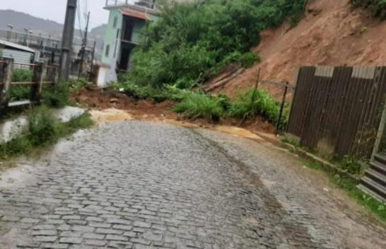 Devido ao tempo ruim em Petrópolis, Equipes da prefeitura estão mobilizadas nos atendimentos das ocorrências