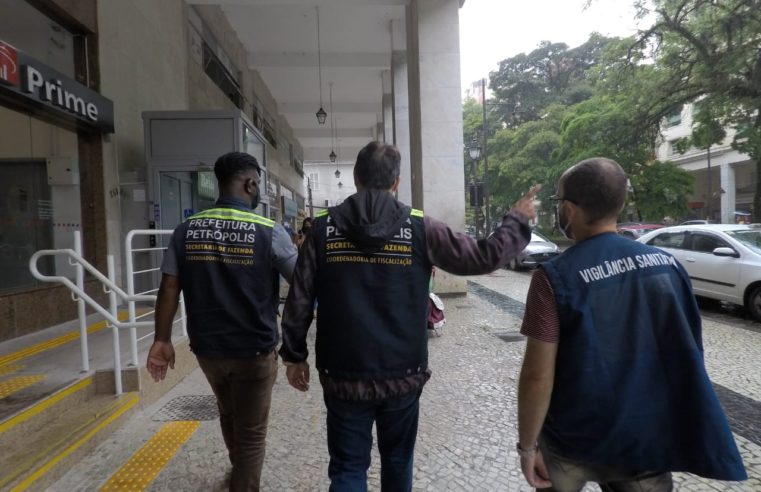 Governo municipal promove ação de prevenção à covid-19 em no Centro e nos distritos. Ação tem como objetivo conter a disseminação da doença em Petrópolis