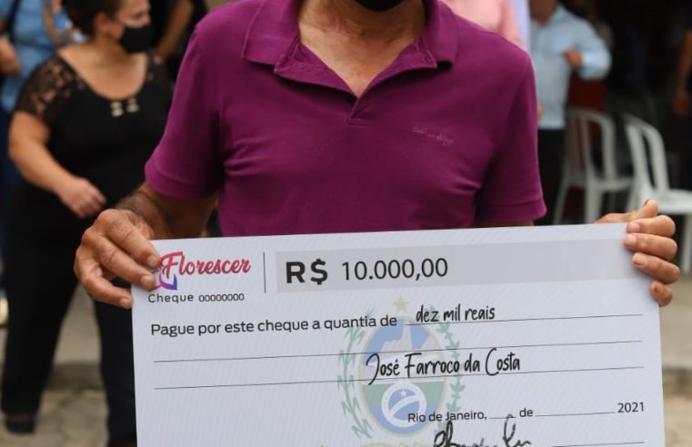 Produtores rurais de Petrópolis receberam nesta terça-feira (12) os cheques do Agrofundo, programa do governo do Estado que oferece empréstimos a juros baixos para os agricultores. O evento de entrega contou com a presença do governador em exercício, Cláudio Castro, e do prefeito interino Hingo Hammes, além da participação de 10 produtores locais