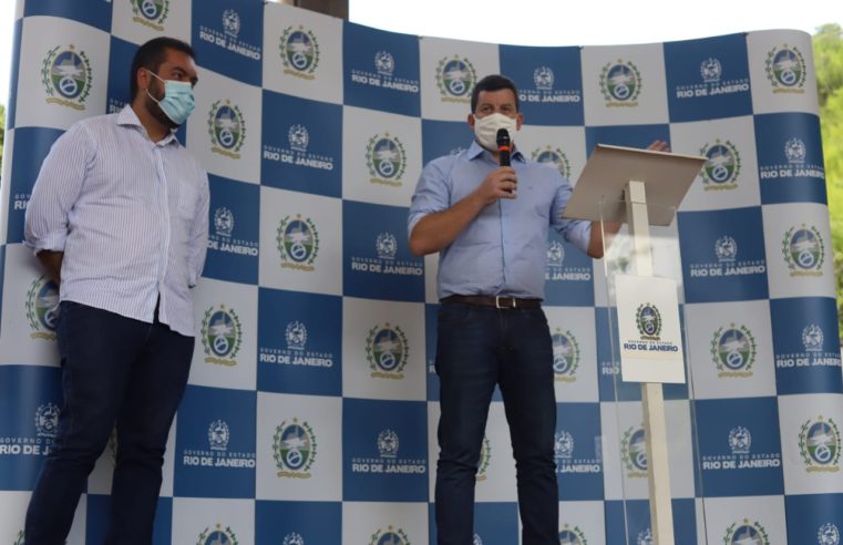 Governador em exercício do Estado, Cláudio Castro, lançou as intervenções na RJ-134 ao lado do prefeito interino, Hingo Hammes, nesta terça-feira (12)