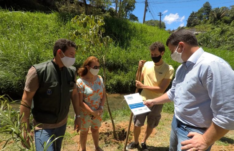 Secretaria de Meio Ambiente, e a equipe do projeto Cílios D’Água, fez nesta terça-feira, 19,o plantio das primeiras 40 mudas de árvores de um projeto ambiental, além de estimular a conscientização sobre a importância da preservação e do reflorestamento, vai lembrar moradores de Petrópolis que não resistiram à Covid-19