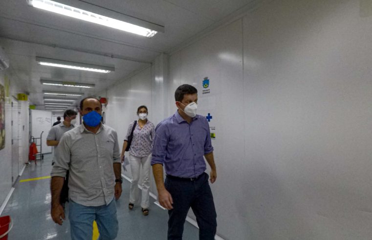 Uma semana depois das mudanças nas portas de entrada dos pacientes com suspeita de covid-19, o prefeito interino Hingo Hammes e o secretário de Saúde, Aloisio Barbosa da Silva Filho, estiveram, na tarde desta quinta-feira (21), nos pontos de apoio da UPA Cascatinha e do Hospital Nelson Sá Earp (HMNSE)