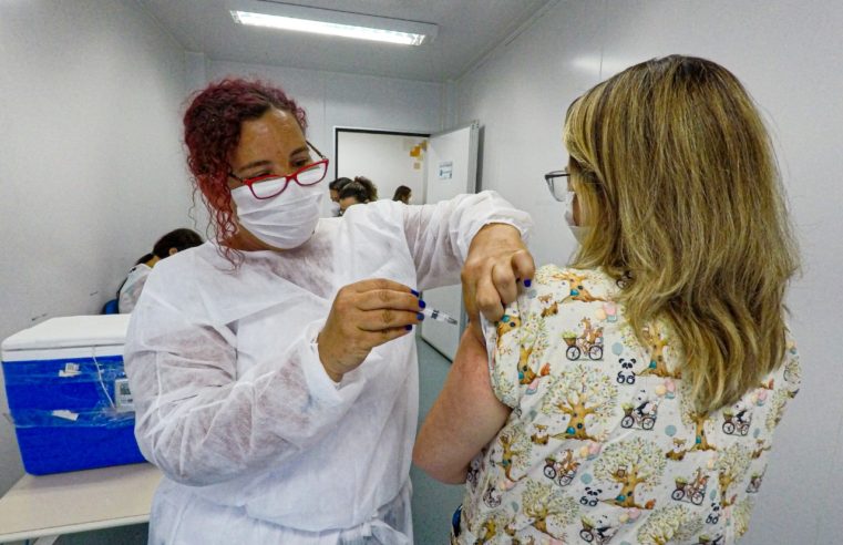 No segundo dia de vacinação volante contra o coronavírus, equipes de enfermagem, sob coordenação da Vigilância Epidemiológica, imunizaram 334 pessoas. Ontem, 196 já tinham tomado a vacina. Nesta quinta-feira (21), três equipes estiveram em três unidades hospitalares e três instituições de longa permanência