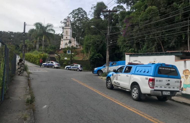 Operação da Cobea com apoio da PM coibiu corrida de cavalos, com aposta em dinheiro, no bairro Carangola em Petrópolis