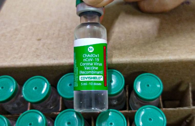 Petrópolis recebeu 3.280 doses da vacina AstraZeneca nesta segunda-feira (25) e vai dar continuidade à primeira fase da vacinação