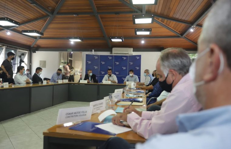 Em reunião com governador, industriais da Firjan pedem investimentos em infraestrutura. Em Petrópolis, governador em exercício, Claudio Castro, prometeu investir em melhoria nas estradas