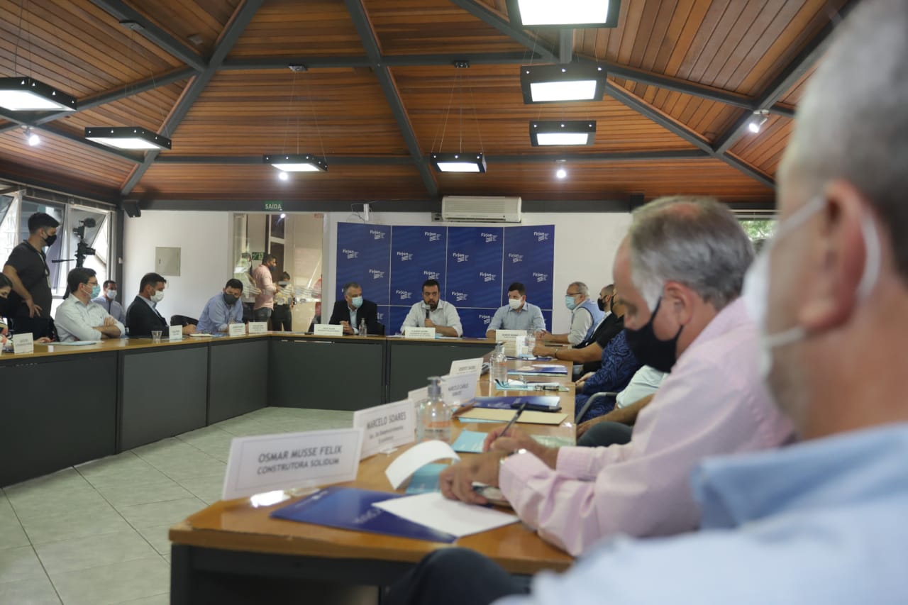Em reunião com governador, industriais da Firjan pedem investimentos em infraestrutura. Em Petrópolis, governador em exercício, Claudio Castro, prometeu investir em melhoria nas estradas
