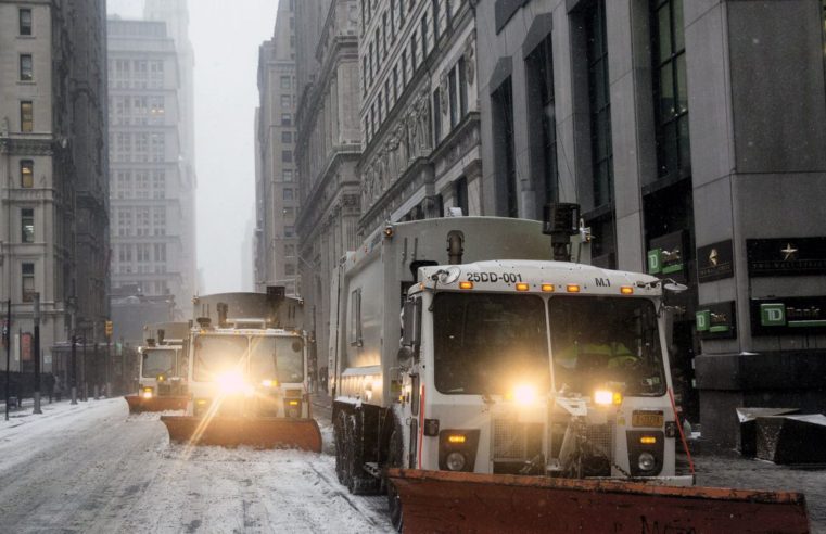 Tornados e onda de frio nos EUA matam sete pessoas e param vacinação