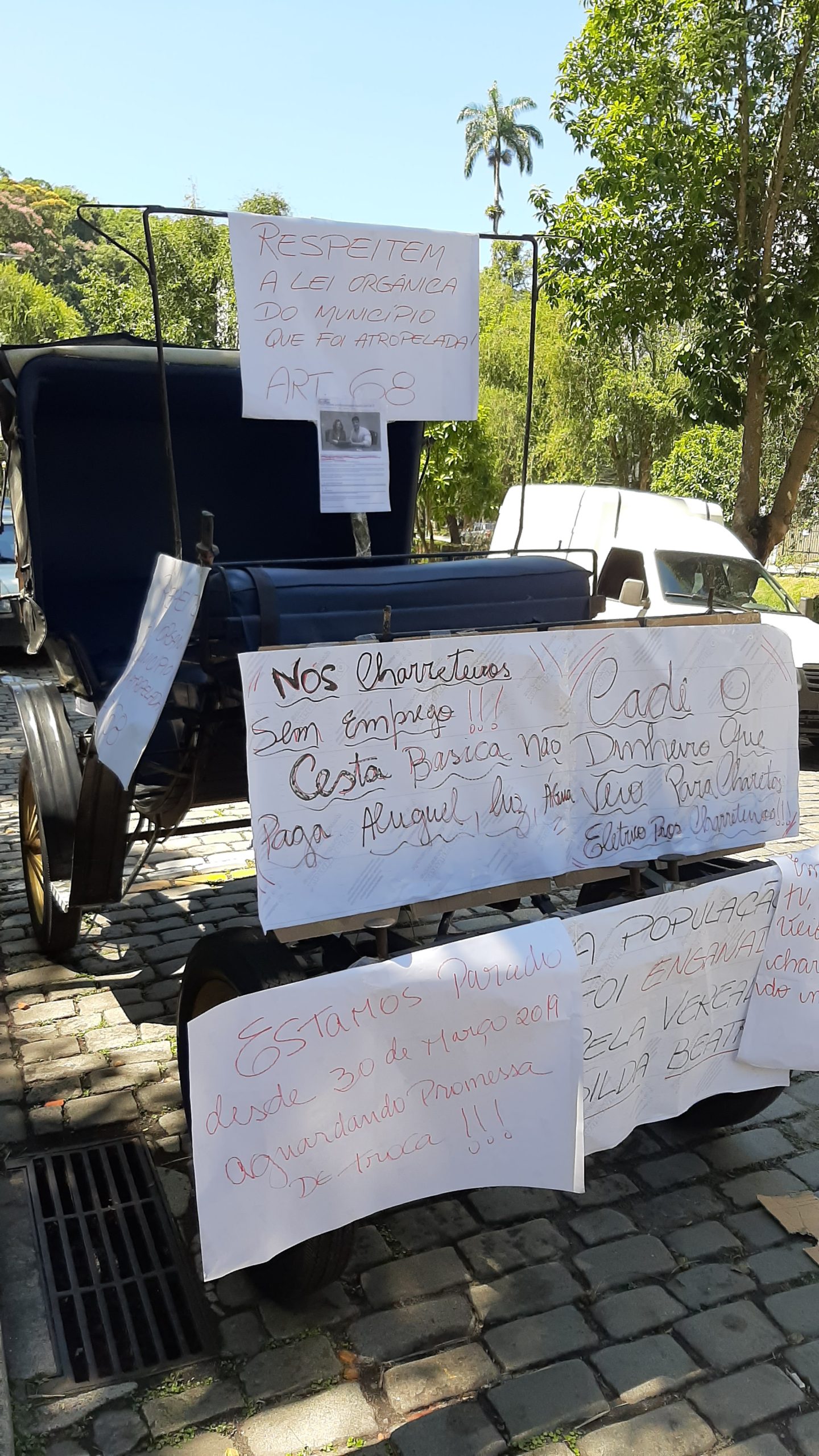 Ex-condutores das charretes fizeram uma manifestação neste feriado de Carnaval