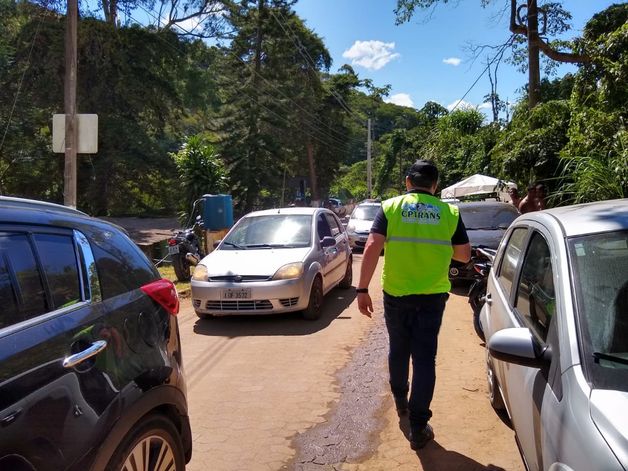 Para evitar aglomerações nas cachoeiras, de Petrópolis, Cptrans e GM realizam operações de fiscalização