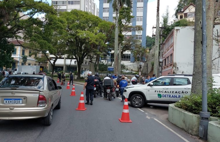 Nesta quarta-feira, uma operação da CPTrans, Guarda Municipal e Detran coibiu a circulação de motos irregulares, na Praça da Liberdade e Avenida Barão do Rio Branco