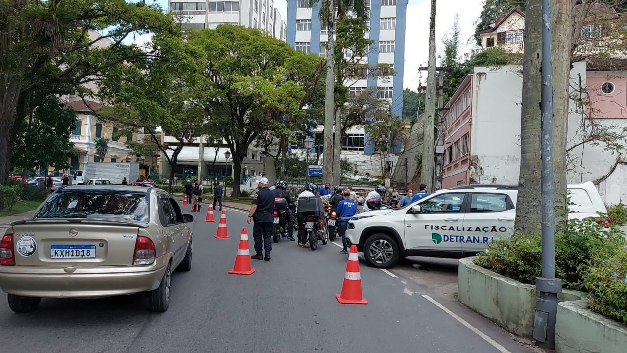 Nesta quarta-feira, uma operação da CPTrans, Guarda Municipal e Detran coibiu a circulação de motos irregulares, na Praça da Liberdade e Avenida Barão do Rio Branco