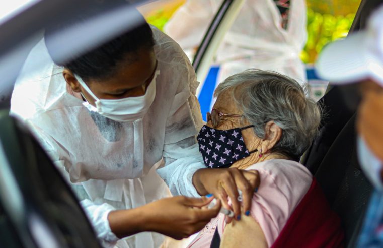 Começou nesta sexta-feira (12) a vacinação de idosos a partir dos 90 anos contra o coronavírus,em Petrópolis