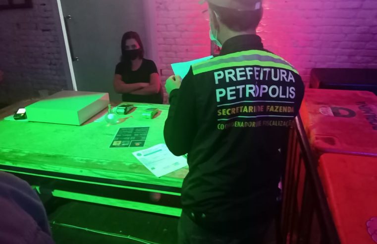 Equipes da Prefeitura de Petrópolis, em conjunto com a Polícia Militar, continuam com as operações de Choque de Ordem