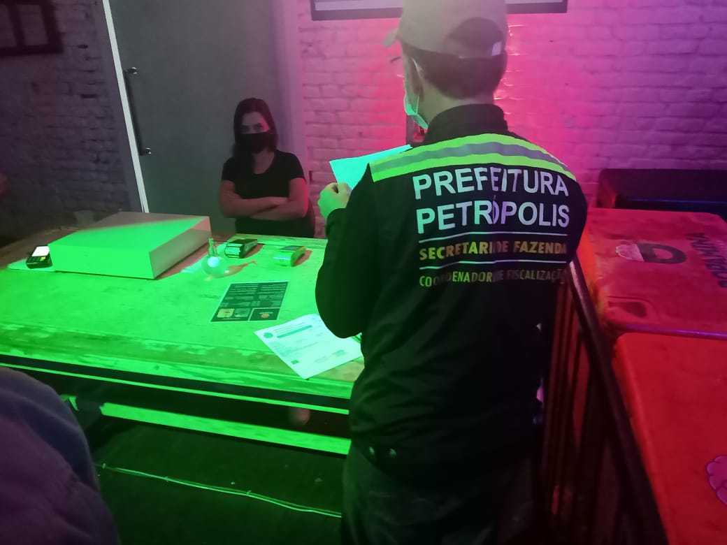 Equipes da Prefeitura de Petrópolis, em conjunto com a Polícia Militar, continuam com as operações de Choque de Ordem