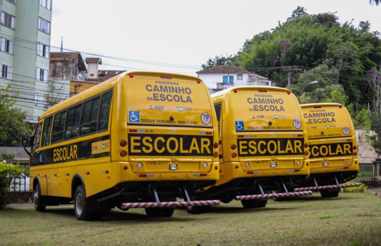Secretaria de Educação recebe seis novos ônibus escolares. Os veículos fazem parte da ação para renovar e reforçar a frota que faz o atendimento dos alunos da rede municipal em áreas que são consideradas de difícil acesso