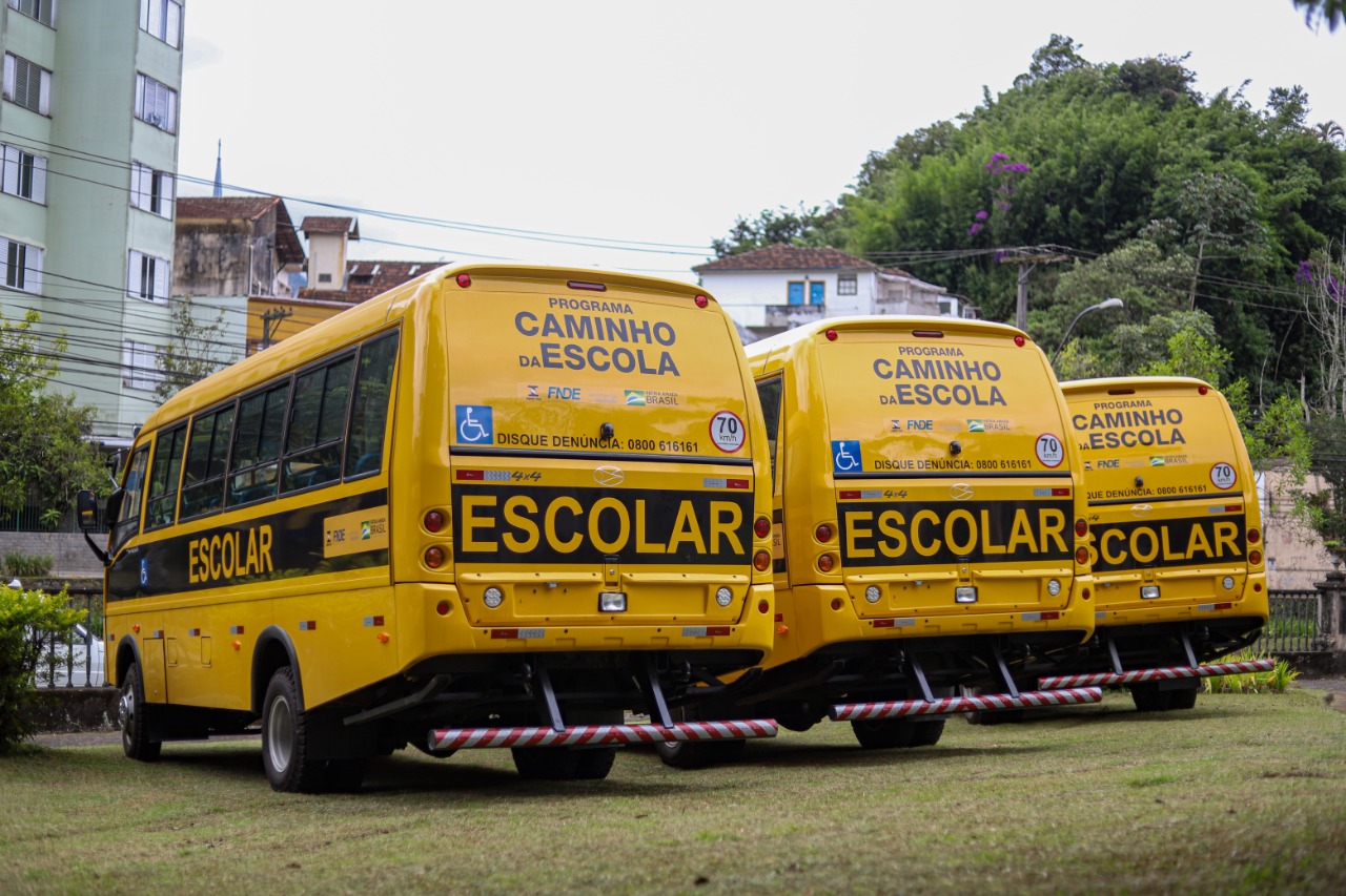 Secretaria de Educação recebe seis novos ônibus escolares. Os veículos fazem parte da ação para renovar e reforçar a frota que faz o atendimento dos alunos da rede municipal em áreas que são consideradas de difícil acesso
