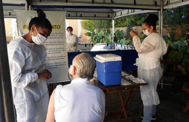 Vacinação para idosos entre 80 e 84 anos começa nesta terça-feira (09). Vacinação continuou nesta segunda para demais públicos já cadastrados
