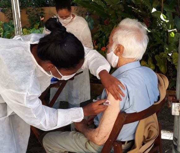 Secretaria de Saúde disponibiliza por dia, 500 doses de vacinas para a faixa etária de 85 a 89 anos. São 100 doses em cada um dos dois PSFs (Quitandinha e Itamarati) e 150 doses para cada um dos dois pontos de drive thru (Centro e Itaipava)