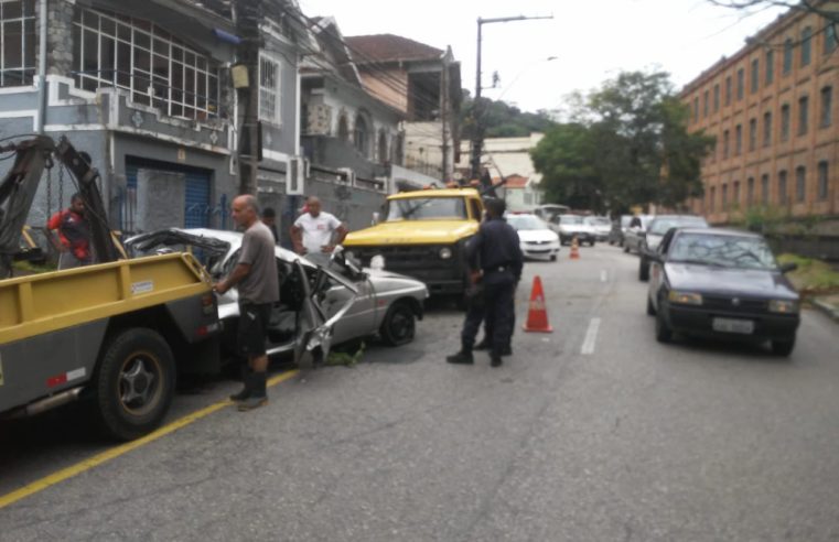 Veículo que caiu dentro do rio na manhã deste sábado, foi retirado. Casal acidentado, já está em casa