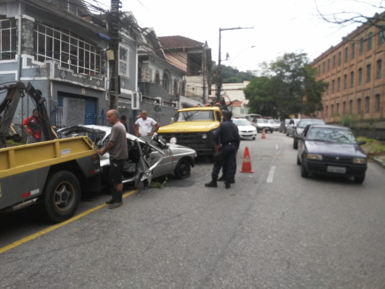 Veículo que caiu dentro do rio na manhã deste sábado, foi retirado. Casal acidentado, já está em casa