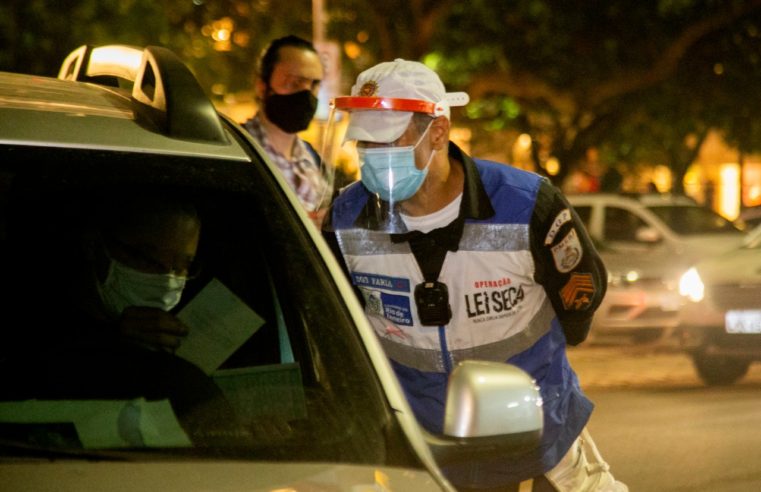 Operação Lei Seca flagra mais de 200 motoristas embriagados. Ao todo foram abordados 1.333 motoristas e destes, 207 tinham sinais de embriaguez, o que representa 15,6% do total de abordagens