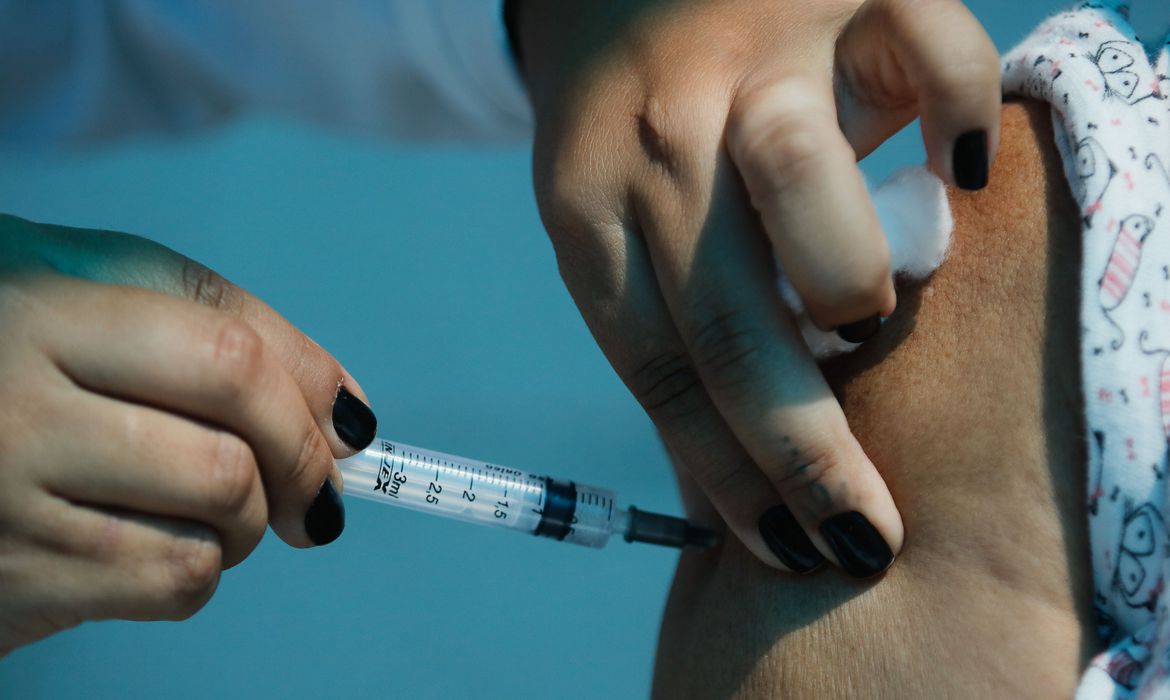 A aplicação da segunda dose da vacina contra a Covid-19 começa nesta sexta-feira (19) em 92 municípios do Rio de Janeiro