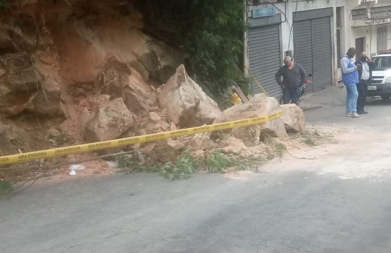 Deslizamento no Caxambu mobiliza agentes da Defesa Civil