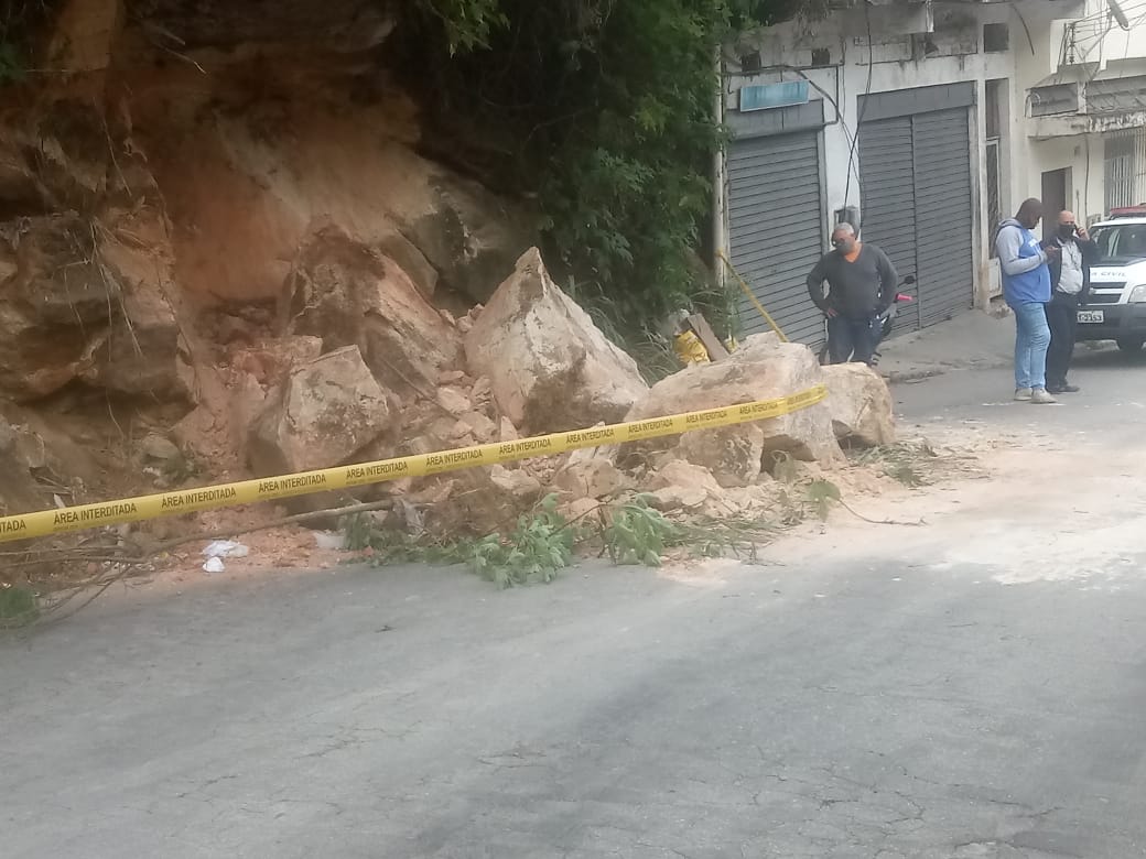 Deslizamento no Caxambu mobiliza agentes da Defesa Civil