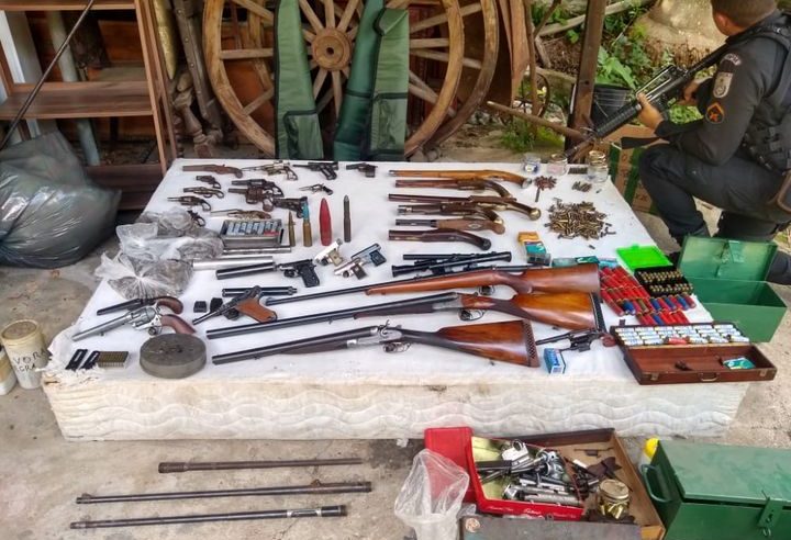 Homem é preso em fábrica clandestina de armas, em Cascatinha