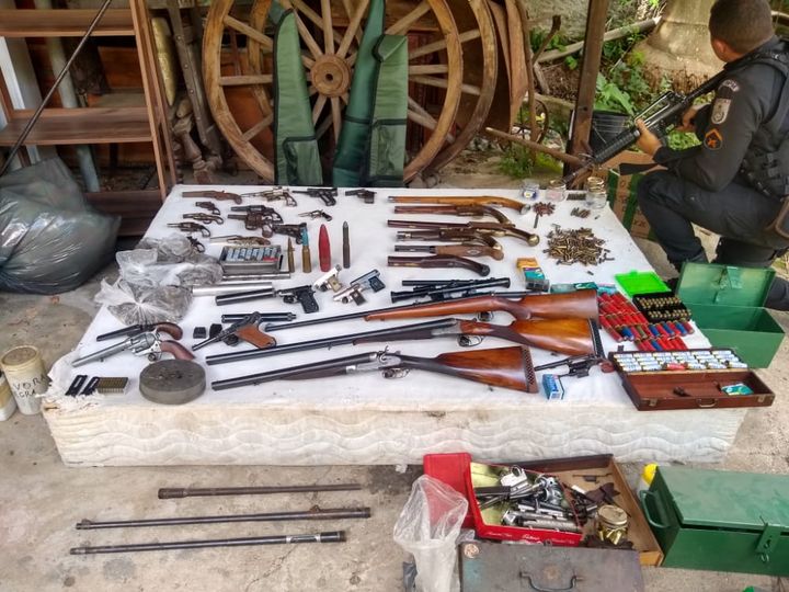 Homem é preso em fábrica clandestina de armas, em Cascatinha