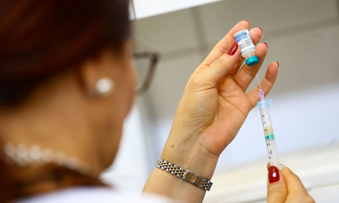 Em Petrópolis a vacinação segue. Nesta terça-feira, 405 pessoas foram vacinadas. Deste total, 238 receberam a segunda dose da vacina