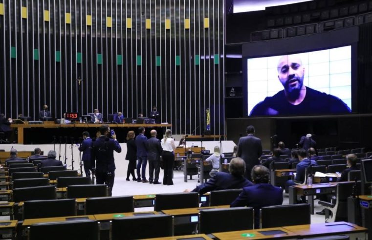 Deputado Daniel Silveira, segue preso. Câmara, decidiu, por maioria, manter a decisão do STF