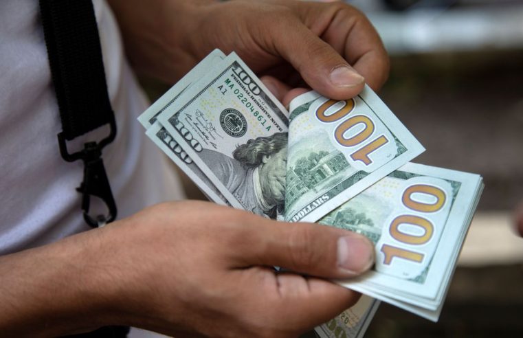 Dólar fecha a R$ 5,74 e tem maior alta semanal em nove meses
