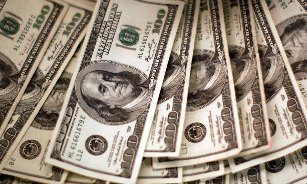 Contas externas devem ter “ligeiro superávit” de US$ 2 bilhões, diz BC