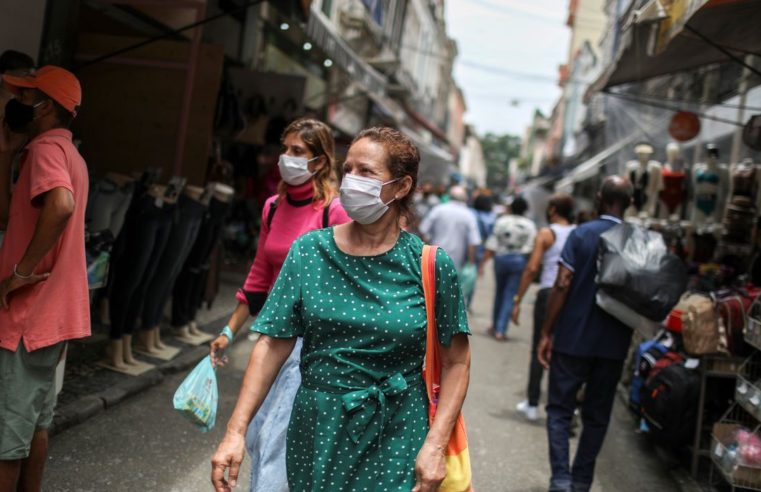 Confiança do consumidor recua 9,8 pontos em março, diz FGV