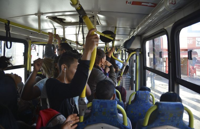 Lotação do transporte público aumenta o risco de contágio pela Covid-19
