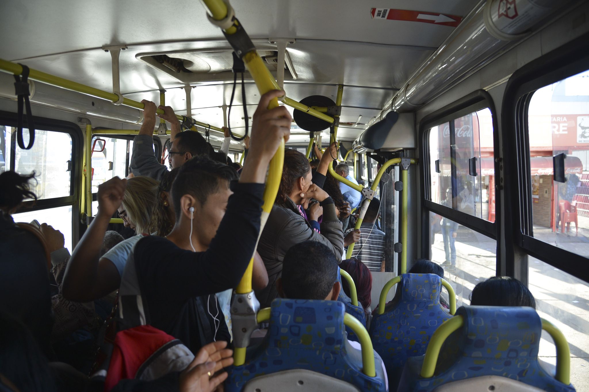 Lotação do transporte público aumenta o risco de contágio pela Covid-19