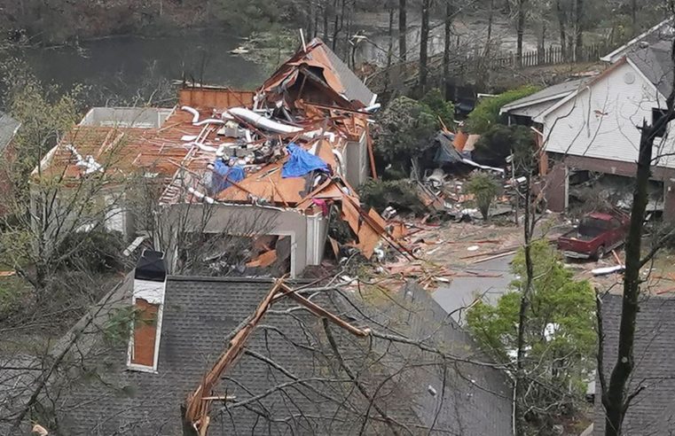 Tornados deixam ao menos cinco mortos e danos nos EUA