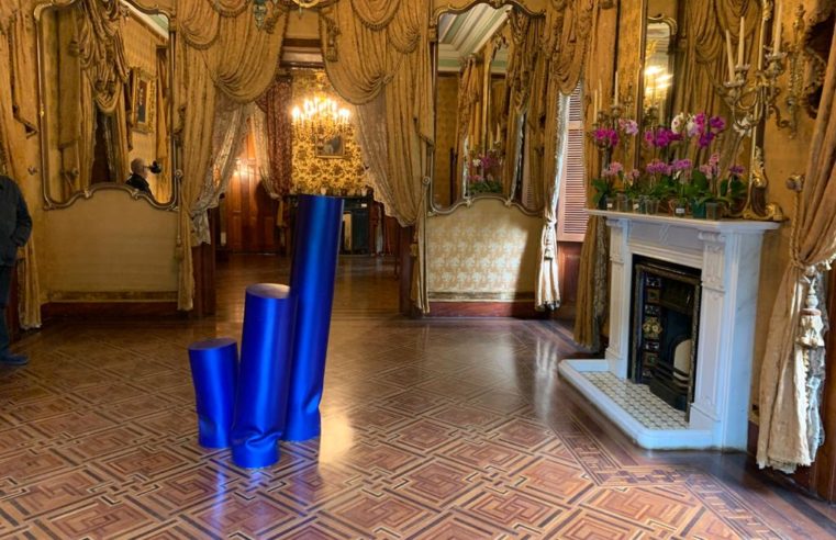 Obras da Exposição XIX XX XXI contrastam com arquitetura eclética da Casa de Petrópolis