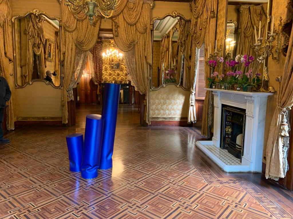 Obras da Exposição XIX XX XXI contrastam com arquitetura eclética da Casa de Petrópolis