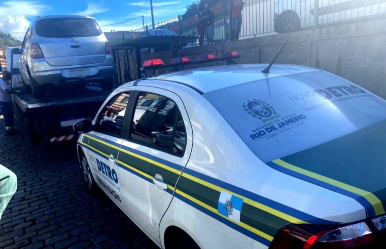 Companhia Petropolitana de Trânsito e Transporte – CPTrans e o Departamento de Transportes Rodoviários do Rio de Janeiro – Detro, realizaram, nesta quinta-feira (4), uma operação conjunta para inibir a circulação de veículos irregulares em Petrópolis