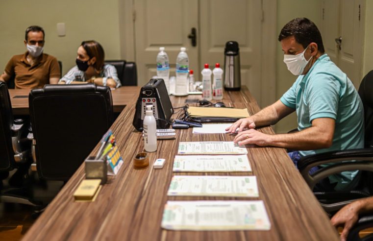 Prefeito interino Hingo Hammes entregou nesta sexta-feira (05) quatro licenças ambientais para empreendimentos locais que esperavam pela regularização