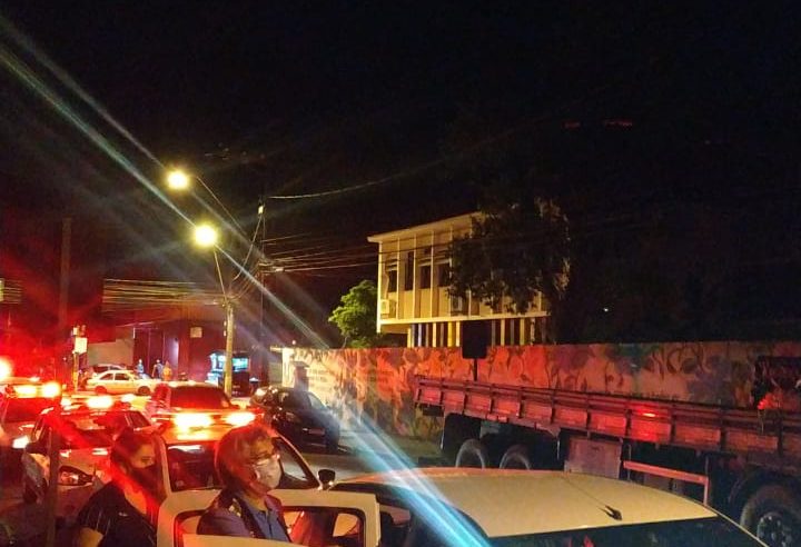 Operação Choque de Ordem, em Petrópolis, iniciou às 22h desta sexta-feira (5) e seguiu até uma da manhã deste sábado (6)
