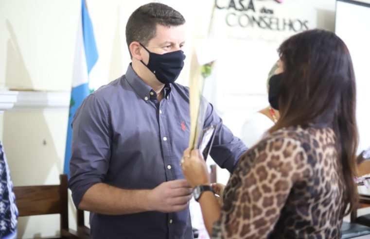 Em comemoração ao Dia Internacional da Mulher, o governo interino realizou na tarde desta segunda-feira (08) homenagem as servidoras, funcionárias do gabinete e de secretárias instaladas na Avenida Koeler