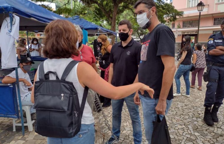 Cobea, incentivou neste sábado (13) a adoção responsável de cães na Praça Dom Pedro, no Centro