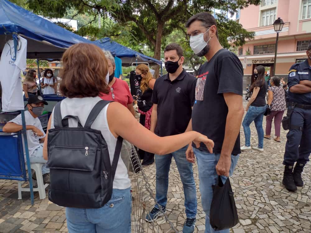 Cobea, incentivou neste sábado (13) a adoção responsável de cães na Praça Dom Pedro, no Centro
